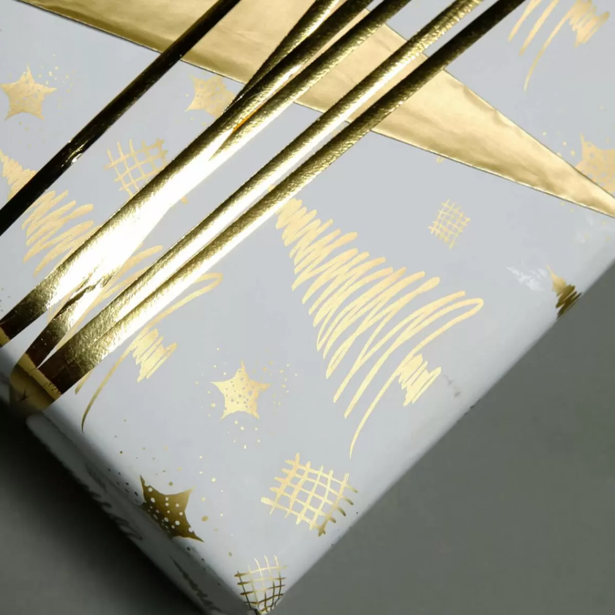 DecoWoerner Sustainable Double-sided Christmas Wrapping Paper With Fir Trees & Stars In - 50 M Gift Wrapping Paper Roll