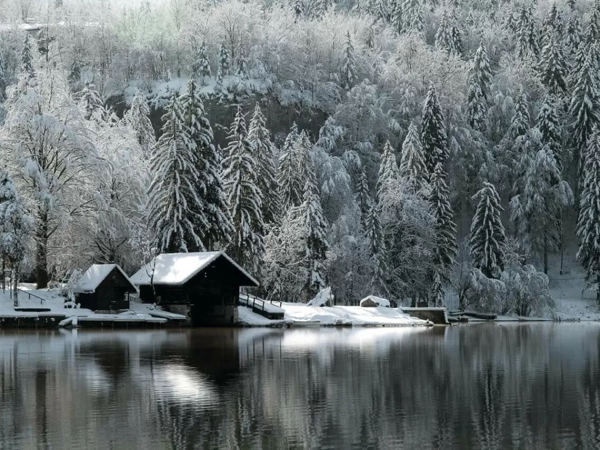 DecoWoerner XXL PVC Banner "Snowy Hut At The Lake" Made Of Flame Retardant Truck Tarpaulin 300 X 400 Cm